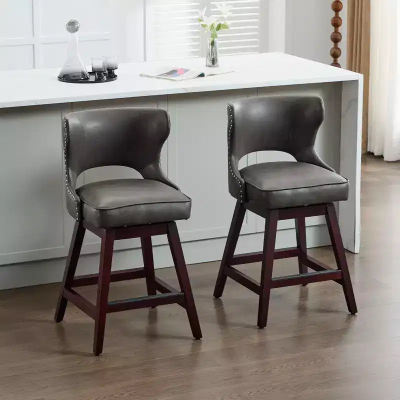 Set di 2 sgabelli da bancone imbottiti girevoli con borchie decorative, struttura in legno massello, capacità 113 kg