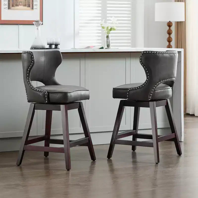 Set di 2 sgabelli da bancone imbottiti girevoli con borchie decorative, struttura in legno massello, capacità 113 kg