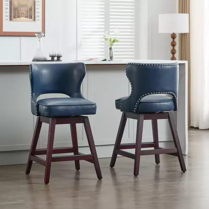 Set di 2 sgabelli da bancone imbottiti girevoli con borchie decorative, struttura in legno massello, capacità 113 kg