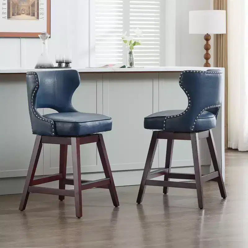 Set di 2 sgabelli da bancone imbottiti girevoli con borchie decorative, struttura in legno massello, capacità 113 kg