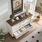Comò a 6 cassetti Farmhouse con superficie strutturata, colonne in legno massello e maniglie decorative