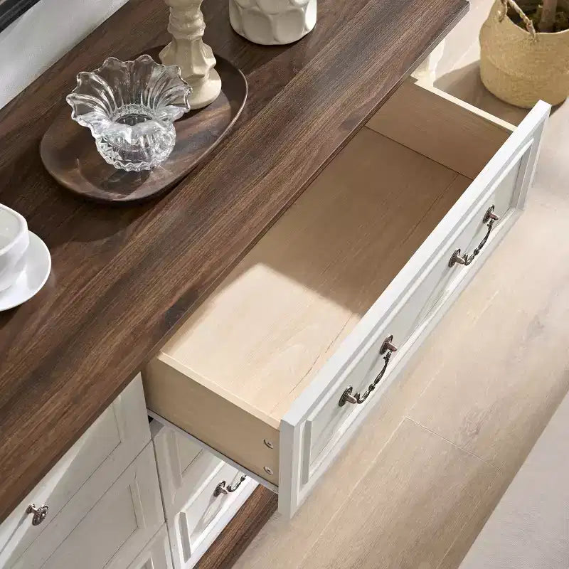 Comò a 6 cassetti Farmhouse con superficie strutturata, colonne in legno massello e maniglie decorative
