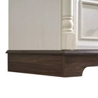 Comò a 6 cassetti Farmhouse con superficie strutturata, colonne in legno massello e maniglie decorative