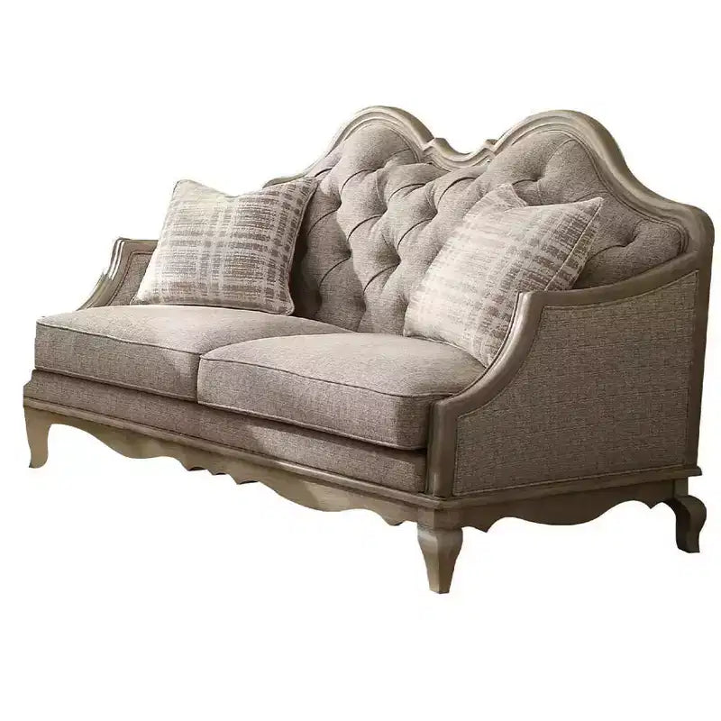 Divanetto Tufted Camel-Back con gambe Cabriole e 2 cuscini, tessuto Beige, finitura Tortora Antico