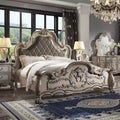 Letto a piattaforma Queen 92" trapuntato in similpelle con volute decorative e intagli, bianco osso vintage