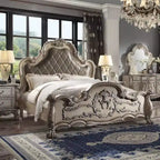 Letto a piattaforma Queen 92" trapuntato in similpelle con volute decorative e intagli, bianco osso vintage