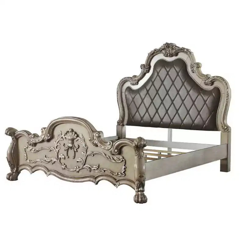 Letto a piattaforma Queen 92" trapuntato in similpelle con volute decorative e intagli, bianco osso vintage